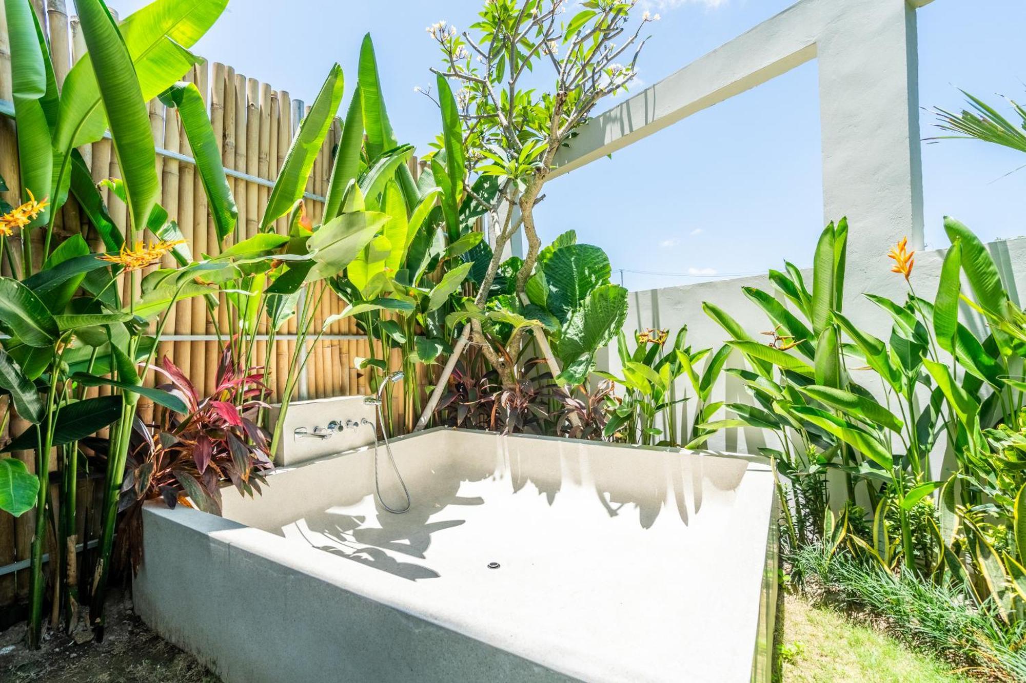 The R Apartments Pererenan Canggu  Exterior photo